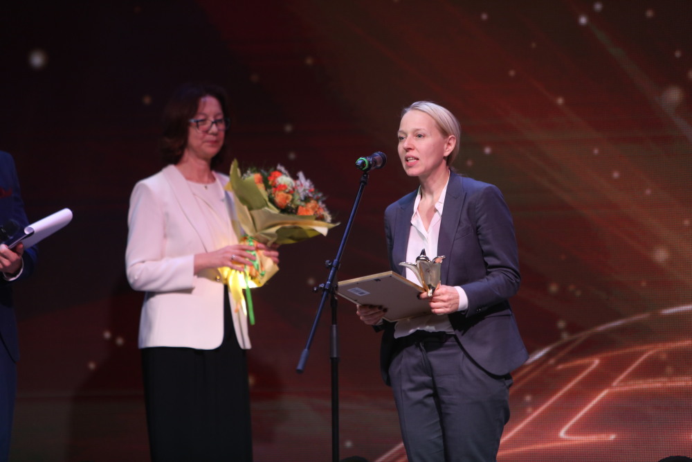 Анна Шестакова (справа), вручение премии «Золотая Вышка — 2019»