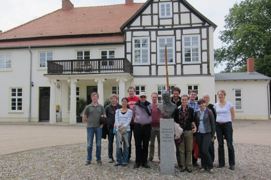 Профессор Йоханес Брёкер и его аспиранты, 2012 г., Музей памяти Иоганна Генриха фон Тюнена, Телов, Германия